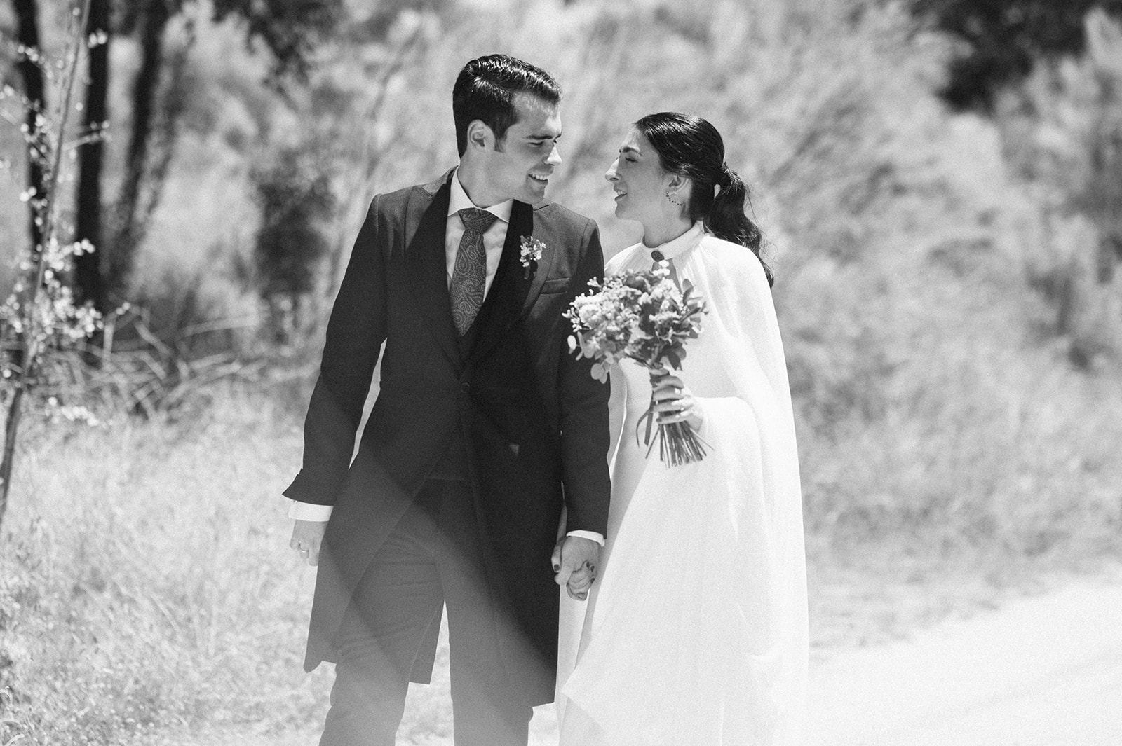 Novios paseando y mirándose el día de su boda